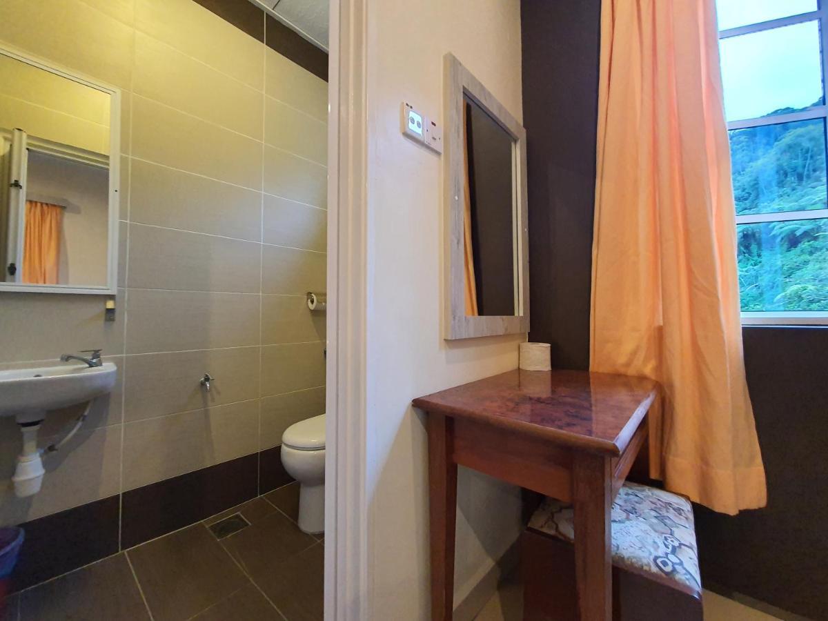 Fathers Guesthouse Bungalow Cameron Highlands Extérieur photo